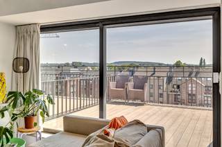 <p>Op een toplocatie aan de populaire Centrumlaan in Ninove bevindt zich dit <strong>luxueus afgewerkte</strong> penthouse. Het appartement werd in 2016 <strong>volledig gerenoveerd</strong> met hoogwaardige materialen en combineert hedendaags wooncomfort met een <strong>uitstekende centrale ligging</strong>.<br /></p><p>Het penthouse beschikt over een lichtrijke leefruimte met een strakke, volledig ingerichte open keuken, één ruime slaapkamer, een praktische berging en een moderne badkamer met inloopdouche, lavabo en toilet.<br /></p><p>Een<strong> absolute troef</strong> zijn de<strong> twee ruime terrassen</strong> aan zowel de voor- als achterzijde, waar u op elk moment van de dag heerlijk kunt genieten. <strong>Alle technieken werden vernieuwd</strong> en het appartement is bovendien uitgerust met <strong>airconditioning</strong>.<br /></p><p>Restaurants, winkels, het station en het Ninia Shopping Center bevinden zich in de onmiddellijke omgeving. <br />Dankzij de<strong> lage gemeenschappelijke kosten</strong> is dit appartement ook bijzonder interessant als investering.</p>