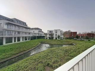 Stijlvol nieuwbouwappartement met zonovergoten terras in Sint-MichielsOntdek dit prachtig afgewerkte appartement in de prestigieuze residentie 'Witte Molen Park'. Deze hedendaagse woning combineert een hoogwaardige afwerking met optimaal wooncomfort. Blikvanger is het schitterende, zuidgerichte terras waar u de hele dag van de zon geniet.Het appartement omvat een ruime inkomhal en een lichtrijke leefruimte die naadloos aansluit op de halfopen keuken, voorzien van alle moderne comfort. Er zijn twee volwaardige slaapkamers en een badkamer met zowel een ligbad als een douche. Daarnaast beschikt de woning over een praktische, ruime berging met aansluiting voor een wasmachine, droogkast en extra diepvriezer.Extra troeven: In de huurprijs zijn een private staanplaats (nr. 5) en een kelderberging (nr. 19-B6) inbegrepen.Indeling:1e Verdieping: inkomhal - leefruimte - halfopen keuken - 2 volwaardige slaapkamers, berging - vestiaire kast - zuidgericht terras-1e verdieping: Kelderberging (19-B6) - autostaanplaats (5)Algemeen:- huurprijs: € 1.100,00 + € 75,00 (provisie gemeenschappelijke kosten)- Beschikbaar vanaf 01/06/2026De snelste manier om een bezoek te brengen aan dit pand? Vraag je bezoek aan via de roze knop op onze website (www.dewaele.com) en je wordt gecontacteerd door onze verhuurexpert Simon.Telefonisch kunnen er geen afspraken gemaakt worden. Bij andere vragen kun je ons telefonisch contacteren via 050 444 999.