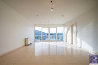 <span><strong><span>De ligging</span></strong><br /><span>Dit appartement is gelegen in het </span><strong><span>centrum van Kruishoutem</span></strong><span> nabij allerhande winkels, horeca, de op- en afrit van de autosnelweg, etc. U geniet hier van een </span><strong><span>uitstekende bereikbaarheid</span></strong><span>. De buslijn bevindt zich op wandelafstand. Residentie "Marie" is een kleinschalig gebouw en is voorzien van een privatieve parkeerruimte achterliggend aan het gebouw.</span><br /><br /><strong><span>Het appartement</span></strong><br /><span>Het appartement zelf is een kwalitatief afgewerkt en zeer ruim duplex appartement dat net volledig werd geschilderd. Het is gelegen op de tweede verdiep (toegankelijk via lift) en beschikt over </span><strong><span>2 volwaardige slaap- en badkamers</span></strong><span> . Bovendien is een </span><strong><span>autostaanplaats, fietsrek</span></strong><span> en een </span><strong><span>kelderberging</span></strong><span> inbegrepen.</span><br /><br /><strong><span>De indeling </span></strong><br /><span>Inkomhal - ruime leefruimte met balkon - keuken met keukenberging - gastentoilet - slaapkamer 1 - badkamer 1</span><br /><span>Verdieping appartement: slaapkamer 2 - badkamer 2</span><br /><br /><strong><span>Kenmerken</span></strong><br /><span>- bruikbare vloeroppervlakte (cf. EPC): 113 m²</span><br /><span>- aluminium raamprofielen en dubbel glas</span><br /><span>- EPC: 328 kWh/m² jaar </span><br /><br /><span>Gemeen. kosten: € 50.00 / maand</span><br /><br /><span>Beschikbaarheid: onmiddellijk / overeen te komen</span><br /><span> </span><br /><span>Voor meer info of een bezoek ter plaatse reageer via het contactformulier of stuur naar info@hckinvest.be</span></span>