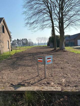 BOUWGROND TE KOOP - LAGE DARISDONK 23 - LOT 2A (3de afdeling, sectie I, perceelnummer 87H/deel)Oppervlakte: 1164m²Afmetingen: 14,12m straatbreedte -...