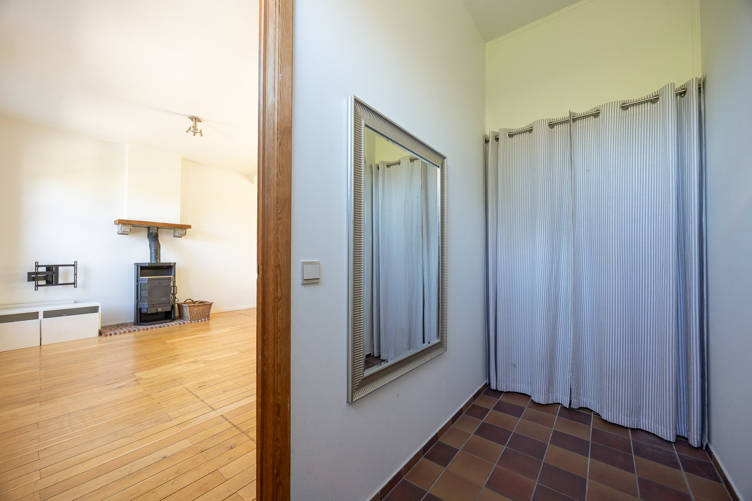 Lichtrijke gezinswoning met veranda naar een heerlijk terras op het zuiden, 3 slaapkamers en een apart bureau, vlot bereikbaar. - foto 4