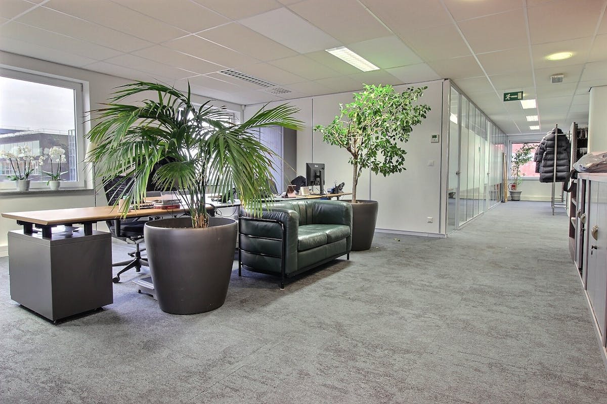 Rented office of 444m² with 10 car parks - photo 2