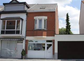 TE RENOVEREN WONING MET 2 SLAAPKAMERS, INRICHTBARE ZOLDER EN OOST-GEORIËNTEERDE BINNENKOERLigging in centrum nabij Dorpshart en station met vlotte...