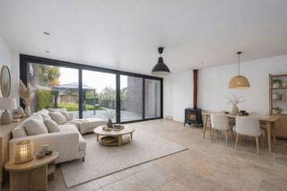 This spacious five-bedroom house is situated in an easily accessible location in Zandvoorde, with excellent links to the coast and the inland...