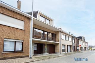 Deze gezinswoning met garage en zuidwestgerichte tuin biedt een uitzonderlijke kans voor wie een solide thuis zoekt met groeipotentieel.De...