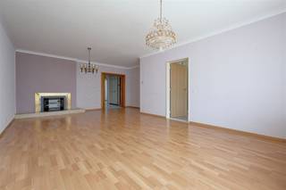 <p><span>Dit </span><span>appartement</span><span> te koop is gelegen in de </span><span>Zeelandstraat </span><span>in </span><span>Hoboken</span><span>. De </span><span>ligging is super rustig en centraal</span><span> met supermarkten, het Kiel en openbaar vervoer op wandelafstand. De </span><span>bereikbaarheid </span><span>naar invalswegen (A12 en E19) is hier ook </span><span>subliem</span><span>.</span></p><p><span> </span></p><p><span>Het appartement is gelegen op de </span><span>tweede verdieping</span><span> en is vlot bereikbaar via de </span><span>lift</span><span> of de trap. Via de inkomhal, die voorzien is van praktische ingemaakte kasten, heeft u toegang tot alle ruimtes van het appartement. Aan de voorzijde bevindt zich de lichtrijke leefruimte, die aansluit op de keuken. Aansluitend aan de keuken bevindt zich een praktische berging met aansluiting voor een wasmachine. Aan de achterzijde van het appartement liggen twee volwaardige slaapkamers. De badkamer is ingericht met een lavabo, douche en handige opbergkasten. Daarnaast beschikt het appartement over een apart gastentoilet. </span></p><p><span>Tot slot zijn er in de kelder een private kelderberging en een staanplaats inbegrepen.</span></p><p><span> </span></p><p><span> </span></p><p><span>Indeling</span><span><br />- inkomhal<br />- woonkamer en eetkamer</span></p><p><span>- keuken<br />- terras<br />- berging</span></p><p><span>- slaapkamer 1<br />- slaapkamer 2</span></p><p><span>- badkamer <br />- apart toilet<br />- kelderberging<br />- autostaanplaats </span></p><p><span> </span></p><p><span>Algemeen gebouw</span></p><p><span>- goed onderhouden gebouw<br />- </span><span>thans verhuurd<br /></span><span>- lift</span></p><p><span>- gemeenschappelijke tuin<br />- rolluiken aanwezig</span></p><p><span> </span></p><p><span>Ben jij geïnteresseerd in dit appartement te koop in Hoboken ben je op zoek naar ander vastgoed of wens je de waarde van jouw eigendom te kennen? Dan ben je bij BOLT immo aan het juiste adres! Wij helpen jou graag verder.</span></p><p><span> </span></p><p><span> </span></p>