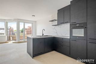 <p><span>Appartement op de eerste verdieping met terras </span></p><p><span> </span></p><p><span>Ben je op zoek naar een </span><span>instapklaar, modern en energiezuinig appartement</span><span> op een centrale ligging? Dan is dit recent vernieuwde appartement in de </span><span>Wezelstraat 13 te Wevelgem</span><span> absoluut een bezoek waard!</span></p><p><span> </span></p><p><span>Dit appartement geniet van een </span><span>uitstekende ligging</span><span> op wandelafstand van winkels, scholen, openbaar vervoer en andere voorzieningen. Bovendien zit je op enkele minuten van belangrijke invalswegen richting Kortrijk, Menen en de E403. Rustig wonen met alles dichtbij de perfecte combinatie!</span></p><p><span> </span></p><p><span>Bij binnenkomst ervaar je meteen de </span><span>lichte en frisse uitstraling</span><span> dankzij de volledige schilderwerken en de kwalitatieve afwerking.<br />De indeling is als volgt:</span></p><ul><li><span>Een gezellige </span><span>woonkamer</span><span> met ruimte voor eet- en zithoek</span></li><li><span>Een </span><span>volledig uitgeruste keuken</span><span> met moderne toestellen</span></li><li><span>2 ruime slaapkamers</span></li><li><span>Een </span><span>vernieuwde badkamer</span><span> met douche en lavabo</span></li><li><span>Een </span><span>apart toilet</span></li><li><span>Een </span><span>praktische berging</span></li><li><span>Een privatief </span><span>terras </span></li></ul><p><span>Troeven</span><span><br />- EPC-label </span><span>A</span><span> energiezuinig wonen<br />- Volledig geschilderd en instapklaar<br />- </span><span>Airco/warmtepomp</span><span> aanwezig voor extra comfort<br />- </span><span>Goedgekeurde elektriciteit</span><span><br /><br /><br /></span></p><p><span>Mogelijkheid tot aankoop van een </span><span>garage</span></p><p><span> </span></p><p><span>Dit appartement is ideaal voor wie op zoek is naar een zorgeloze woonst met lage energiekosten, een moderne afwerking en een gunstige ligging.</span></p><p><span>Interesse? Neem snel contact op voor meer informatie of een bezoek ter plaatse!</span></p><p><span> </span></p>