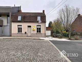 CHARMANTE, HALFOPEN WONING MET TUIN EN GARAGE TE WESTOUTER. DE WONING IS ALS VOLGT INGEDEELD: GELIJKVLOERS:INKOMHAL, APARTE KEUKEN, GEZELLIGE...