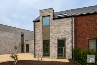 INDELING & AFWERKINGBij het betreden van de woning komt u in de inkomhal, waar een gastentoilet is voorzien.De open keuken met bergruimte biedt een...