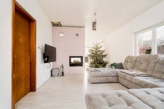 Maison offrant un potentiel, un espace et une flexibilité exceptionnels Cette maison spacieuse et récente (2007) constitue une base solide pour...