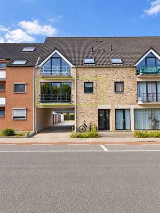 <p><span>Lichtrijk appartement op een centrale ligging in Baasrode!</span></p><p><span> </span></p><p><span>Dit lichtrijk appartement gelegen te Baasrode in een kleinschalige residentie bevindt zich op enkele minuten van openbaar vervoer, allerlei handelszaken en scholen. </span></p><p><span>Het appartement werd gebouwd in 1997, bevindt zich op de eerste verdieping en heeft een bruikbare vloeroppervlakte van ca. 81m2, ruimte zat dus! </span></p><p><span> </span></p><p><span>Als indeling:</span></p><p><span>Bij het betreden van het appartement komt men in de inkomhal die uitgeeft op het aparte toilet en de ruime/lichtrijke leefruimte met aansluitend de open keuken die voorzien is van een aanpalende bergruimte. Verder zijn er nog 2 slaapkamers en een badkamer met ligbad voorzien. </span></p><p><span> </span></p><p><span>De verwarming is voorzien op CV op aardgas met een condensatie ketel (CE “HR-Top” energieklasse A) | ramen in pvc met dubbel </span><span>glas</span><span> |</span><span> </span><span>deze woning heeft een mooie energiewaarde van </span><span>258 kwh/m² </span><span>en een </span><span>LABEL C </span><span>waardoor u kan genieten van een laag energieverbruik en ook </span><span>GEEN renovatieplicht</span><span> hebt in deze woning | de woning is ook </span><span>asbestveilig.</span></p><p><span> </span></p><p><span>Het perfecte appartement voor eigen bewoning of als investering. </span></p><p><span> </span></p><p><span>Voor meer info of een bezoek: </span><span><span>info@immotwins.be</span></span><span> - 052/55.55.55.</span></p><p><span> </span></p>