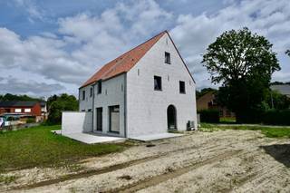Prachtige Landelijke woningen op een rustige locatie ! <br /><br />Deze BEN woning is in de afwerkingsfase , in de woonkamer is er nog parket voorzien ( deze wordt nog geplaatst ) .<br />Verder zijn er nog enkele zaken die door de bouwheer verder worden afwerkt , maar deze kunnen op korte termijn afgewerkt zijn .<br /><br />Indeling : Inkomhal , apart toilet , woonkamer met open keuken , berging .<br />Verdiep : 3 ruime slaapkamers , apart toilet , badkamer .<br />Zolder .<br /><br />Deze nieuwbouwwoning voldoet aan de hedendaagse energienormen .<br />Er wordt gebruik gemaakt van vloerverwarming met warmtepomp , ventilatie , regenwaterrecuperatie ! <br /><br /><br />Plannen en lastenboek te downloaden op onze website ! <br /><br />Op het constructie-aandeel dient er 21 % btw betaald te worden op het grondaandeel 12 % registratierechten ! <br />