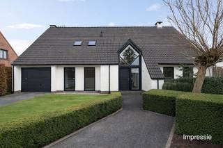 Langs de Mechelsesteenweg in Hove bevindt zich deze ruime en veelzijdige woning met vlotte bereikbaarheid richting Antwerpen en omliggende...