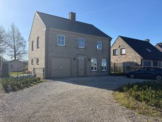 Deze stijlvolle vrijstaande woning biedt maar liefst 173 m² bewoonbare oppervlakte en combineert ruimte met comfort.U betreedt de woning via de...