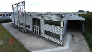 Multifunctioneel bedrijfsgebouw bestaande uit magazijn/atelier/werkplaats (1.845 m²) in combinatie met kantoren (200 m²) en een polyvalente ruimte...