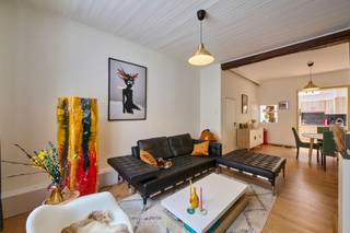 <p><strong>Gerenoveerde energiezuinige stadswoning met ruime polyvalente ruimte aan de achterzijde met aparte ingang. </strong>Deze instapklare woning bevindt zich op<strong> </strong>Schurhoven 91 in Sint-Truiden; een uitstekende locatie op wandelafstand van het bruisende stadscentrum, het Begijnhof, het Speelhof en vlak bij de N80 – ideaal voor wie centraal én vlot bereikbaar wil wonen.</p>
<p>De woning met een bewoonbare oppervlakte van 154m² dateert oorspronkelijk uit het begin van de 20ste eeuw, maar werd recent met veel zorg en aandacht gerenoveerd. Zo werd een nieuw, geïsoleerd dak met dakraam geplaatst en is er centrale verwarming op aardgas en ramen met dubbele beglazing voorzien. Dankzij deze vernieuwingen behaalt de woning een gunstig EPC-label B en ook is de elektriciteitsinstallatie volledig conform. Bovendien werd het<strong> </strong>authentieke karakter behouden. Denk maar aan de plafonds van 3 meter hoog, die voor een gevoel van ruimte zorgen.</p>
<p><span>De indeling van de woning is als volgt:<br /></span><em>Gelijkvloers</em>: via de vernieuwde voordeur is er toegang tot de inkomhal met aansluitend de gezellige leefruimte waar voldoende plaats is voor een zit-en eethoek. De geïnstalleerde keuken vormt een mooi geheel met de leefruimte en dankzij de dakkoepel is er veel lichtinval. Alle toestellen zijn netjes ingebouwd en aan kastruimte geen gebrek. De nevenliggende badkamer is ingericht met een enkele lavabo en spiegelkast, douchecabine en toilet.</p>
<p>Achteraan de woning – aansluitend aan de keuken én ook toegankelijk via een aparte ingang aan de Poelstraat - bevindt zich een polyvalente achterwoning. Perfect voor wie wonen en werken wil combineren, nood heeft aan een atelier, of bijkomende ruimte zoekt voor inwonende familie, airbnb, ... . Het betreft een bruikbare oppervlakte van ca. 50m² verdeeld over 2 etages.</p>
<p><em>Verdieping</em>: nachthal met 3 slaapkamers waarvan 1 met toegang tot het vernieuwde plat dak. Dit is de plek bij uitstek om te gebruiken als dakterras. Vanuit de nachthal leidt de vaste trap ons naar de geïsoleerde zolder. Ideaal om verder in te richten als extra slaapkamer, bureau of hobbyruimte.<br /><br />Op zoek naar een gerenoveerde gezinswoning met massa's gratis parking in de buurt? Neem vandaag nog contact op voor een bezoek via info@jansenrealestate.be of 011 39 90 50.</p>
<p>Wij ontzorgen je ook voor de <strong>verkoop</strong> van je <strong>huidige woning</strong>! Voor meer uitleg helpen we je graag verder.</p>