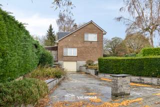 VALIMMAS verkoopt deze rustig en landelijk gelegen alleenstaande ruime woning op ± 21 are, met garage en prachtige tuin.... Het gelijkvloers omvat...