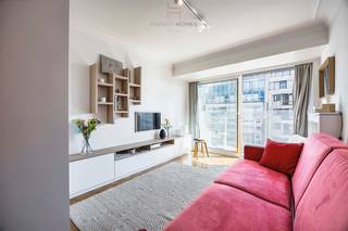 Ontdek deze recent vernieuwde en gemeubelde studio, ideaal gelegen op het geliefde Manitobaplein in Duinbergen. Dankzij het zijdelings zeezicht én het open panorama over de omliggende villa’s, geniet u hier dagelijks van een vakantiegevoel.<br />De studio werd doordacht ingericht en biedt een optimaal comfort.<br />De lichtrijke woon- en slaapruimte met balkon beschikt over een gezellige eethoek met ingebouwde opbergruimte onder de vaste zitbank. U slaapt er comfortabel in het op maat gemaakte stapelbed of op het kwalitatieve zetelbed.<br />De keuken is voorzien van een koelkast, Combi-oven, vitrokeramische kookplaat, dubbele spoelbak én voldoende kast- en werkruimte. De badkamer beschikt over een ligbad met douchescherm, wastafel en toilet.<br />De studio werd recent vernieuwd met aandacht voor praktisch gebruik en slimme opbergoplossingen, waardoor u moeiteloos met vier personen kan genieten van een aangenaam verblijf aan zee. Dit maakt het de perfecte uitvalsbasis voor uw vakanties in Knokke-Duinbergen!<br />Extra troeven:<br />Grote private kelder inbegrepen<br />Gemeenschappelijke fietsenberging<br />Mogelijkheid tot aankoop of huur van een garage in de buurt<br />Recent gerenoveerde gevel (2015) en nieuwe liften<br />Moderne, collectieve centrale verwarming op aardgas (2022)<br />Interesse? Contacteer ons vrijblijvend voor een bezoek via 050/760760. Mis deze unieke kans niet!<br />