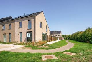 Cette maison récente aux finitions haut de gamme bénéficie d'un emplacement privilégié à 't Hoge. Découvrez cette maison semi-ouverte, prête à emménager et de construction récente, qui allie à la perfection espace, lumière et confort.Au rez-de-chaussée, le vaste hall d'entrée avec toilettes séparées pour les invités vous accueille dans la maison. Le salon lumineux, doté d'une cuisine ouverte et entièrement équipée, constitue le cœur de la maison et offre un accès agréable au jardin. À proximité se trouve un débarras pratique.Le premier étage comprend 3 chambres spacieuses, des toilettes séparées et une salle de bains entièrement équipée. Au deuxième étage, vous trouverez une pièce polyvalente pouvant parfaitement servir de 4e chambre, de bureau ou de salle de loisirs.À l'extérieur, vous profiterez d'un joli jardin et la maison dispose également d'un garage.Une maison familiale idéale pour ceux qui recherchent un confort de vie contemporain, de l’espace et un agencement pratique !La maison est vendue sous ENREGISTREMENT !Pour plus d’informations ou pour planifier votre visite, rendez-vous sur denis@immobeguin.be ou www.immobeguin.be
