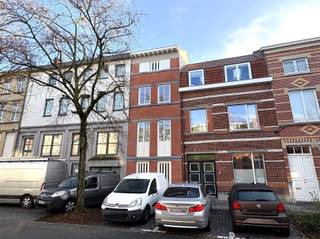 Trendy nieuwbouwwoning nabij het stadscentrum bestaande uit een ruime inkomhal, waar tevens plaats is om de fiets te stallen, zalig open keuken...