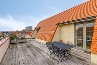 Penthouse (110m²) met drie slaapkamers en ruim zongericht terras (67m²) met mooie vergezichten te koop in residentie Sandy Lane, gelegen langs de Duinparklaan te Oostduinkerke. Op enkele passen van zee!Op zoek naar interessante immo te Oostduinkerke? Lees dan zeker verder!INDELING> 3de verdieping- Ruime inkomhal met vestiairekast- Lichtrijke leefruimte ingedeeld in eet- en zitplaats en toegang tot een eerste terras aan de voorzijde- Zuidgericht terras (67m²) met verschillende bergruimtes- Geïnstalleerde keukenhoek- Apart toilet- (blinde) Slaapkamer 1- Badkamer met ligbad, toilet en wasmeubel- Slaapkamer 2 met eigen balkon- Slaapkamer 3 met ingemaakte kasten, douchekamer en toegang tot het ruime zonneterras> In de kelderverdieping beschikt men over een dubbele garage (12m x 3,5m) met extra bergruimte (5,4m²) en een gemeenschappelijke fietsenstalling!TROEVEN+ Topligging vlakbij zee in de Duinparklaan te Oostduinkerke+ Klein zeezicht vanop de terrassen+ Ruim appartement van 110m² met 67m² terrassen+ Verwarming via vloeraccumulatie, bedienbaar via smartphone+ Incl. dubbele garage met bergingInteresse in deze prachtige penthouse te koop te Oostduinkerke? Neem dan zeker contact op met de dossierverantwoordelijke Sarah Velle via 0470 10 52 78 of sarah.velle@dewaele.com.