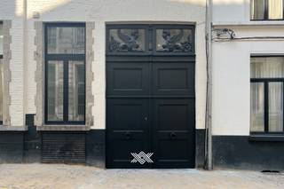 In Edelhof, een volledig gerenoveerd stadspaleis uit 1759, pal in het hart van Gent, wacht deze multifunctionele, polyvalente ruimte van liefst 382 m² op een nieuwe invulling.<br /><br />Dit majestueuze gebouw is gelegen in de kern van het historische hart van Gent. Een unieke plek in het kloppend hart van de stad, omringd door gezellige cafés, restaurants, winkels en cultuur. Dankzij de uitstekende bereikbaarheid, mede door het wijdvertakte netwerk van trams, bussen en fietsroutes, bereik je Edelhof in een mum van tijd. Ook met de wagen bereik je Edelhof vlot dankzij de rechtstreekse toegang vanaf het oprittencomplex aan Gent-Zuid.<br /><br />Deze riante ruimte straalt enorm veel geschiedenis uit en kan naar eigen smaak worden ingericht voor diverse functies, zowel commercieel als kantoorfuncties, waaronder dienstverlening, detailhandel, praktijkruimtes, vrije beroepen en ateliers. Activiteiten die niet stroken met de standing van het gebouw of hinderlijk zijn voor de bovenliggende appartementen, zijn evident niet opportuun.<br /><br />Het gebouw werd de voorbije 6 jaar volledig gerenoveerd en omgevormd tot zes studio’s, negen appartementen, een groot gedeeld dakterras en deze multifunctionele kelderverdieping. <br /><br />De polyvalente ruimte is toegankelijk via de grote toegangspoort en de monumentale inkomhal met zowel de lift als de trap. Er is tevens een rechtstreekse inkom vanaf de straat voor uw cliënteel en/of uw gasten. 