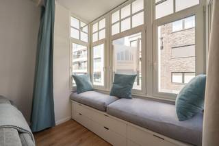 Instapklaar appartement met 2 slaapkamers in het centrum van Wenduine. Het appartement ligt op wandelafstand van zeedijk en strand en bevindt zich in een zijstraat van de winkelstraat. Het appartement is gelegen op de eerste verdieping in een kleine residentie en werd recentelijk volledig gerenoveerd.<br /><br />Indeling als volgt: inkomhal, woonkamer met eetplaats, gezellige erker en open keuken, badkamer uitgerust met toilet, wastafel en douche, 2 slaapkamers met aanpalend een kleine berging.<br /><br />Ideaal als tweede verblijf of vaste woonst!<br /><br />Voor meer informatie of een bezoek ter plaatse aarzel niet en bel Gaëlle op het nummer 0479 17 17 17