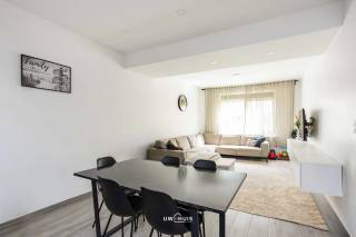 BEZOEKMOMENT 24/9 TUSSEN 16U30 – 18U30 INSCHRIJVEN VIA DE WEBSITE<br /><br />Ben je op zoek naar een instapklare woning in het centrum van Melsele? Deze woning werd in 2021 volledig gerenoveerd en combineert een moderne afwerking met een praktische indeling.<br /><br />Je komt binnen in de inkomhal en loopt verder naar de open en lichtrijke leefruimte. Aansluitend bevindt zich de recente keuken, voorzien van een keukeneiland, ontbijthoek en alle nodige toestellen. Verder is er op het gelijkvloers nog een badkamer met douche, toilet en lavabo.<br /><br />Op de eerste verdieping bevinden zich 3 slaapkamers, waardoor de woning ideaal is voor een gezin of als comfortabele starterswoning.<br /><br />Ook technisch werd de woning grondig aangepakt. Zo zijn er driedubbele beglazing en elektrische rolluiken voorzien. De woning wordt verwarmd met centrale verwarming op gas via een hoogrendementsketel. Daarnaast is er mechanische afzuiging voorzien in de vochtige ruimtes en is de elektriciteit conform.<br /><br />Een volledig gerenoveerde woning op een centrale ligging, ideaal voor wie zonder grote werken wil verhuizen naar Melsele.<br /><br />Contacteer ons via 052 46 38 03 voor meer informatie of een bezoek