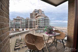 <p>Op het Van Bunnenplein in Knokke vinden we dit ruim appartement te koop met 2 slaapkamers. <br />Dit op slechts enkele stappen van de zeedijk en pal in het centrum van Knokke! <br />Vanop de derde verdieping heeft dit appartement een mooi open zicht op het bruisende Van Bunnenplein.</p>
<p>Indeling: ruime inkomhall met royale berging en apart toilet. De woonkamer heeft een mooie gevelbreedte en beschikt over een zonnig terras vooraan. De keuken is apart en is voorzien van het moderne comfort. Achteraan zijn er 2 slaapkamers, beiden geschikt voor een dubbel bed. Ze hebben allebei een eigen bad- of douchekamer. Het terras achteraan is bereikbaar via beide slaapkamers. <br />In het gebouw is er een private kelder.</p>
<p>Onder het Van Bunnenplein kan er een garagebox worden aangekocht.</p>
<p></p>