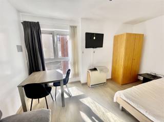 <p>Deze volledig gerenoveerde en smaakvol gemeubelde studio is gelegen in de uitstekend onderhouden residentie "Europark" (bouwjaar 2000) en geniet van een topligging in het hart van de Europese wijk. Op wandelafstand bevinden zich onder meer het Berlaymontgebouw, het Jubelpark, tal van restaurants, winkels en het openbaar vervoer. Een ideale opportuniteit als eerste eigen woonst, comfortabele pied-à-terre of als waardevaste investering. Deze instapklare studio bevindt zich op de eerste verdieping en beschikt over een netto bewoonbare oppervlakte van 26 m². De praktische indeling omvat een inkomhal, een aangename en lichtrijke leefruimte met een volledig ingerichte open keuken en een badkamer uitgerust met een douche, toilet en wastafelmeubel. Bijkomende troeven zijn de gemeenschappelijke fietsenberging, de uitstekende bereikbaarheid via de Kleine Brusselse Ring, de E40 en de E19, en de vlotte verbindingen met metrostation Schuman, trein- en busverbindingen. Bovendien werden de gemeenschappelijke delen van de residentie recent volledig vernieuwd, waarbij de kosten reeds werden voldaan. Kortom, een zorgeloze en instapklare studio op een absolute toplocatie in Brussel, ideaal voor eigen bewoning of als duurzame investering. Contacteer Frederik vrijblijvend voor meer informatie of een eerste bezoek: frederik@immo-time.be.</p>