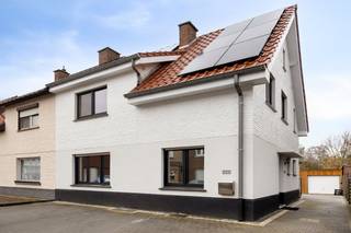 Op zoek naar een instapklaar stuk vastgoed in het historische Tongeren? Aan de Koninksemsteenweg 131 ontdekt u dit prachtig gerenoveerde huis dat onmiddellijk opvalt door zijn frisse witte gevel en moderne uitstraling. Voor wie een woning wil kopen in een regio met karakter, biedt dit pand de perfecte balans tussen hedendaags comfort en een centrale ligging.Deze halfopen bebouwing is toekomstgericht aangepakt met de installatie van zonnepanelen, wat resulteert in een gunstig energieverbruik. Het huis dat we hier te koop aanbieden in Tongeren, beschikt bovendien over een royale oprit waar met gemak meerdere wagens kunnen parkeren.Indeling van het huis:- Gelijkvloers: Uitnodigende inkomhal die toegang biedt tot de lichte woonkamer, een gezellige eetruimte en een modern uitgeruste keuken. Ook is er een extra wasplaats met douche aanwezig.- Eerste verdieping: Drie volwaardige slaapkamers met veel natuurlijke lichtinval en een eigentijdse badkamer voorzien van alle nodige comfort.- Zolderverdieping: Een multifunctionele ruimte die uitermate geschikt is als extra slaapkamer, hobbyruimte of rustig thuiskantoor.- Buitenruimte: Een onderhoudsvriendelijke tuin en een ruime verharde oprit die direct toegang geeft tot de straat.De bereikbaarheid is een absolute troef. U woont hier op een boogscheut van het levendige centrum van Tongeren, waardoor winkels, scholen en het station vlot bereikbaar zijn. Ook de aansluiting met belangrijke invalswegen en de snelweg is uitstekend. Dit huis is een slimme koop voor wie zorgeloos wil verhuizen naar een toplocatie in Tongeren.Bestuursmaatregelen in het maatregelenregister: nee