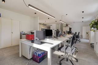 Dit instapklare en ruime kantoor van ca. 185m² bevindt zich op een strategische locatie in het centrum van Rumbeke met een uitstekende en...