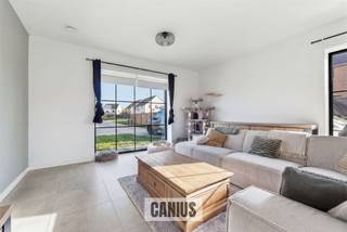 <p><span>INSTAPKLARE WONING MET 3 SLKS & TUIN</span></p><p><span> </span></p><p><span>In het rustige & groene Munsterbilzen, deelgemeente van de stad Bilzen-Hoeselt treffen wij de verkaveling “Munstergaarde” aan. Wij bevinden ons op enkele minuten van het centrum van Bilzen waardoor lokale handelaars, supermarkten, scholen, … snel bereikbaar zijn. Leuk detail is de nabijheid van verschillende verbindingswegen waardoor deze woning ideaal is voor wie belang hecht aan vlotte verplaatsingen naar omliggende steden en gemeenten. </span></p><p><span> </span></p><p><span>Wij betreden de woning via de voordeur die ons toegang geeft tot de inkomhal. Hier treffen wij een gastentoilet met handspoelbakje aan. Via de inkomhal begeven wij ons naar de leefruimte met een volledig uitgeruste en open keuken die via het schuifraam toegang geeft tot het terras en de tuin. Ideaal is de berging gelegen naast de keuken. Deze doet enerzijds dienst als voorraadkamer en anderzijds als wasruimte. </span></p><p><span> </span></p><p><span>Nadat wij de benedenverdieping hebben ontdekt begeven wij ons via de trap in de leefruimte naar de eerste verdieping. Toegekomen op de nachthal krijgen wij toegang tot maar liefst drie slaapkamers waarvan één met toegang tot de bergzolder via het zolderluik , een apart toilet en als laatste ontdekken wij de volledig uitgeruste badkamer met een inloopdouche en een lavabomeubel.</span></p><p><span> </span></p><p><span>Troeven:<br />- Energiezuinige woning<br />- Onderhoudsvriendelijke tuin met terras<br />- Aanwezigheid van nieuwste technieken zoals zonnepanelen, regenwaterrecuperatie, …</span></p><p><span> </span></p><p><span>KORT SAMENGEVAT</span><span>:</span></p><p><span>Vraagprijs: € 389.000,00</span></p><p><span>Verkoop onder registratierechten (2% of 12%)</span></p><p><span> </span></p><p><span>Nieuwsgierig om deze knappe woning te ontdekken? Vraag dan snel een bezoek aan via info@canius.be of contacteer één van onze medewerkers op het nummer 078 78 30 39 om samen deze woning te ontdekken. </span></p><p><span> </span></p><p><span>De vermelde oppervlaktes zijn slechts een indicatie. Canius Real Estate kan niet verantwoordelijk gesteld worden voor de juistheid van de door zijn verstrekte gegevens.</span></p><p><span> </span></p>