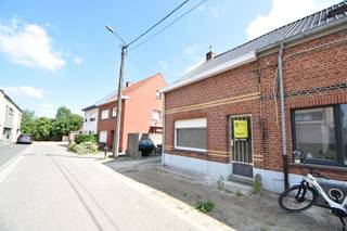 Te renoveren halfopen woning met 2 slaapkamers op een mooi perceel van 465m² in een doodlopende straat. 

De woning bestaat gelijkvloers uit een inkomhal die uitgeeft op de leefruimte bestaande uit een zit- en eethoek. In de leefruimte is een trap geplaats naar de bovenverdieping.  
Achteraan is een zeer ruime keuken met plaats voor een eethoek en aanpalend een badkamer met ligbad, lavabo en toilet. Hier is ook een aansluiting voorzien voor de wasmachine.

Op de eerste verdieping is er een nachthal die uitgeeft op 2 slaapkamers onder dak. 

De woning is rustig gelegen op een mooi perceel van 465m² met een goede verbinding naar de N71. Naast de woning staat een houten carport. 

Troeven:
•Rustige ligging in doodlopende straat.
•Mooie tuin bereikbaar met de auto.
•Het zadeldak is reeds vernieuwd en geisoleerd. 

Verwarming door middel van stookoliekachels. 

Woning is momenteel verhuurd. 

Vastgoedinfo en asbestattest in aanvraag.

Indien u meer informatie of een plaatsbezoek wenst, tel. 014 71 50 08 of e-mail: christoffel@vastgoedpicavet.be
