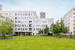 Studentenstudio te koop in Nieuw Zuid in Antwerpen, vlak bij de Schelde en op wandelafstand van de campus van Karel de Grote Hogeschool. Gelegen op de tweede verdieping van een recent gebouw (2016) met lift. De studio is volledig uitgerust met bureau, keuken en badkamer, en beschikt over een lichtrijke leefruimte met open zicht op het Justitiepaleis Antwerpen. Gemeenschappelijke fietsenberging aanwezig. Topligging nabij openbaar vervoer, winkels, horeca en het Zuidpark. Ideaal voor studenten of als investering. Wg-Vg-Gmo-Vkr-Gvv – EPC: 94kWh/m² – P-score: C, G-score: C