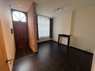 Woning te huur in Geraardsbergen<br /><br />Ben je op zoek naar een instapklare woning met ruimte? Dan is deze prachtige gezinswoning precies wat je zoekt!<br /><br />Deze recent woning beschikt over:<br /><br />2 ruime slaapkamers, grote opbergzolder, volledig uitgeruste keuken, mooie leefruimte met veel lichtinval en een aangenaam terras.<br /><br />Gelegen dichtbij winkels, scholen, openbaar vervoer en op vlotte afstand van het centrum en belangrijke invalswegen.<br /><br />Extra troeven: Energiezuinig, volledig geschilderd en instapklaar, veel opbergruimte<br /><br />Interesse? Neem vandaag nog contact op voor een bezoek op 0492/82.50.00: Jerko<br />Mail Naar Jerko@cornelis-goeman.be