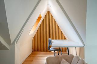 Cette propriété unique a été entièrement rénovée en 2023 pour devenir un logement étudiant avec 8 chambres luxueuses. Tous les permis et certificats nécessaires sont présents et toutes les chambres sont actuellement louées. Cela garantit des retours immédiats. <br /><br />Disposition comme suit :<br />Rez-de-chaussée :<br />- Hall d'entrée spacieux <br />- 2 chambres, chacune avec sa propre salle de bain (douche à l'italienne, lavabo et toilettes)<br />- Cuisine commune <br />- Espace extérieur + abri à vélos<br /><br />1er étage :<br />- Hall de nuit<br />- 2 chambres, chacune avec sa propre salle de bain (douche à l'italienne, lavabo et toilettes)<br /><br />2e étage :<br />- Hall de nuit<br />- 2 chambres, chacune avec sa propre salle de bain (douche à l'italienne, lavabo et toilettes)<br /><br />3e étage :<br />- Hall de nuit<br />- 2 chambres, chacune avec sa propre salle de bain (douche à l'italienne, lavabo et toilettes)<br /><br />Supplémentaire :<br />- Sous-sol aménagé en espace de vie<br />- Grenier disponible pour le rangement<br /><br /><br /><br /><br />Registre des mesures: en cours de demande