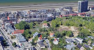 <p>Te koop: halfopen woning nabij strand en duinen!</p>

<p> </p>

<p>Te renoveren halfopen woning op een absolute toplocatie! Deze woning bevindt zich op wandelafstand van zee, strand en duinen, waardoor u dagelijks kunt genieten van het beste wat de kust te bieden heeft. Dankzij de halfopen bebouwing geniet u van extra lichtinval en tal van mogelijkheden om de woning volledig naar eigen smaak te renoveren. De uitstekende ligging combineert rust, natuur en een vlotte bereikbaarheid van winkels, horeca en openbaar vervoer. Een unieke kans voor wie op zoek is naar een karaktervolle woning of een waardevolle investering aan de Belgische kust.</p>

<p> </p>

<p>Troeven:<br />• Nabij strand en duinen.<br />• Halfopen bebouwing met extra lichtinval.<br />• Toplocatie</p>

<p> </p>

<p>Neem vandaag nog contact op met uw ERA-makelaar voor een bezoek.</p>

<p> </p>

<p>JOUW DROOMHUIS. ZO GEVONDEN!</p>