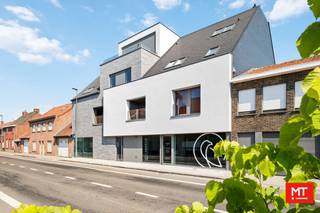 Appartement met garage te huurOp een rustige locatie, vlak bij het centrum van Zonnebeke, vindt u dit prachtig nieuwbouwappartement te huur. Het...