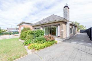 Een gelijkvloerse woning met een praktische indeling, een dubbele garage die dienstdoet als werkplaats of atelier en prachtige weilanden: deze bungalow heeft het allemaal.  <br /><br />Via de ruime inkomhal betreden we de <strong>gezellige leefruimte</strong> waar grote raampartijen voor een overvloed aan licht zorgen. De <strong>keuken</strong> sluit naadloos aan en beschikt over voldoende werk- en kastruimte. Naast de keuken is er nog een <strong>praktische berging</strong>: ideaal voor voorraad of huishoudtoestellen. De bungalow telt <strong>3 volwaardige slaapkamers</strong> en de <strong>badkamer</strong> is compact, maar functioneel ingericht met een inloopdouche. Via een valluik krijg je toegang tot <strong>een ruime zolder</strong> die vandaag voor bergruimte zorgt, maar ook mogelijkheden biedt voor wie op termijn extra bewoonbare oppervlakte wil creëren.<br /><br />De woning staat op een perceel van 642 m² met achter de woning een <strong>dubbele garage van maar liefst 46 m²</strong>: ideaal voor wagens, fietsen of opslag- / werkplaats. Als extra troef liggen er aansluitend <strong>weilanden van 3.059 m²</strong> die zorgen voor een prachtig groen uitzicht: een droom voor menig dierenvriend of iemand met groene vingers. <br /><br />Deze bungalow is ideaal voor wie gelijkvloers wil wonen op een vlot te bereiken locatie en dit in combinatie met het open, groene karakter achteraan. Dankzij de ruime garage, de handige zolder en de grote, aansluitende weilanden is dit een woning met heel wat mogelijkheden. <br /><br />Benieuwd naar wat deze woning te bieden heeft? Contacteer ons via laurens@claves.be of op 0476 21 35 46. <br /> 