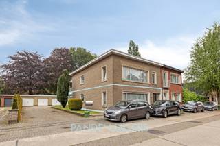 Op een rustige locale in Brasschaat, vinden we dit kleinschalig appartementsgebouw terug met slechts 2 appartementen en 5 garageboxen. <br /><br />Op het gelijkvloers is er dit ruim appartement van 102 m2 groot met een ruime woonkamer en 2 slaapkamers. Achteraan is er een privaat terras voorzien. <br />In 2019 werd het dak volledig vernieuwd en geïsoleerd met 10 cm isolatie. <br />Met een EPC C-label is er bovendien geen renovatieverplichting. <br /><br />Dit appartement is beschikbaar bij akte. <br />Garage verplicht aan te kopen aan 30.000 euro. Deze garagebox beschikt over elektriciteit en is 20m2 groot. <br /><br />Pandenjagers is een innovatief vastgoedkantoor en kiest bewust voor een unieke en transparante aanpak. Bij ons bestaat de totale aankoopprijs altijd uit twee duidelijke onderdelen: de vraagprijs die bovenaan in de advertentie vermeld staat, plus onze vaste commissie van 10.000 euro incl. BTW. Dankzij deze open prijsstructuur krijgt u als koper vanaf het eerste moment een eerlijke inkijk hoe de totale prijs van het pand tot stand is gekomen.<br /><br />Interesse? Contacteer ons via 0465/08.26.69 of info@pandenjagers.be.