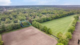 <p><strong>Exclusieve villa met weids uitzicht nabij de Kalmthoutse Heide op ca. 3.050 m²</strong></p>
<p>In een<strong> uitzonderlijk rustige en groene omgeving</strong>, vlak bij de Kalmthoutse Heide, bevindt zich deze<strong> instapklare villa </strong>op een prachtig perceel van ca. 3.050 m². <strong>Hier wordt u wakker met rust, ruimte en natuur rondom u.</strong></p>
<p>De woning geniet van een <strong>open en weids zicht </strong>op de <strong>achterliggende velden</strong> en combineert luxe, comfort en flexibiliteit op een unieke manier. Gelegen op korte afstand van de invalswegen richting Antwerpen (ca. 45 min.) en Breda (ca. 50 min.), combineert deze eigendom rust met een <strong>vlotte bereikbaarheid.</strong></p>
<p><strong>Indeling:<br /></strong>De woning is voorzien van:<br /><strong>Gelijkvloerse verdieping:</strong><br />- <strong>Lichtrijke inkomhal </strong>met vestiairekast, <strong>gastentoilet</strong> met handenwasser en extra wastafel<br />- <strong>Polyvalente ruimte met ingemaakte kast </strong>op het gelijkvloers, ideaal als slaapkamer, <strong>kantoor of praktijkruimte </strong>met airco<br />- Praktische <strong>bergruimte </strong>met douche eventueel te gebruiken als kantoor of 6de slaapkamer<br />- Wasplaats en technische ruimte<br />- <strong>Royale leefruimte</strong> van ca. 75 m² <strong>met pelletkachel,</strong> met nieuwe vloeren (2023) en indrukwekkende glaspartijen over de volledige achtergevel<br />- Afzonderlijk bureel of speelruimte<br />- Salon, eetkamer en keuken vloeien hier naadloos in elkaar over. Via de grote schuiframen heeft u directe toegang tot het terras en de idyllische tuin, wat zorgt voor een sterke binnen-buitenbeleving.<br />- <strong>Open leefkeuken</strong> met ontbijthoek biedt uitzicht op de tuin met terras, beekje en weids landschap<br />- Keuken uitgerust met <strong>kwalitatieve toestellen</strong>, waaronder: Recente design-inductiekookplaat met <strong>geïntegreerde afzuiging,</strong> ingebouwde friteuse, amerikaanse koelkast, vaatwasser, Bosch-oven, recent vernieuwde Bosch-microgolfoven en designkraan met systeem voor plat, bruisend en gefilterd water. Ook hier zorgen de grote raampartijen voor een <strong>prachtig zicht </strong>op de tuin en de omliggende natuur<br />- Volledige benedenverdieping (m.u.v. berging) voorzien van vloerverwarming</p>
<p><strong>Eerste verdieping:</strong><br />De bovenverdieping werd recent volledig opnieuw behangen en geschilderd.<br />- <strong>Ruime master bedroom</strong> met aparte dressing en een mezzanine, ideaal als extra berging of speelhoek<br />-<strong> Luxueuze en-suitebadkamer </strong>met jacuzzi, regendouche met hydromassage, dubbele wastafel en toilet. Bijkomende ventilatie voor een optimaal binnenklimaat<br />- <strong>Drie bijkomende volwaardige slaapkamers</strong>, waarvan twee met charmante mezzanine onder het dakgebinte zijn ideaal als slaapvide of speelruimte <br />- <strong>Tweede badkamer </strong>met douche, dubbele lavabo en toilet</p>
<p><strong>Tuin:<br /></strong>Via de grote schuiframen bereikt u het <strong>ruime terras</strong> dat naadloos overloopt in de professioneel<strong> aangelegde en volledig omheinde tuin</strong>.<br />De tuin biedt:<br />- Weids en vrij uitzicht<br />- Vijver met vlonder<br />- Ruim bijgebouw/tuinhuis van ca. 40 m²<br />- Volledige privacy<br /><strong>- Tuinaanleg 2022<br /></strong>- De ruime oprit biedt plaats aan meerdere wagens en is afgesloten met een automatische poort<br /><strong>Extra troeven:</strong><br />- Kruipruimte onder de volledige woning<br />- Alarm, camerabewaking en videofonie<br />-<strong> Domoticasysteem</strong><br />- Zonnetent<br />- <strong>Nieuwe pelletkachel</strong> 2022<br />- Automatische poort in padouk 2022<br />- Vliegenramen 2022<br />- 17 Zonnepanelen 2022<br />-<strong> Kelderisolatie</strong> 12 cm 2022</p>
