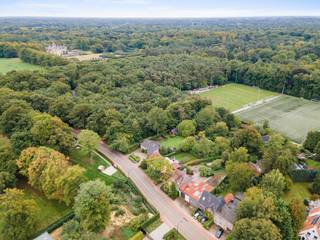 Kenmerken van de bouwgrond:Oppervlakte: 206m²Bestemming: woongebiedAfmetingen:Breedte vooraan: 6mDiepte perceel: 33,61mBouwdiepte: max. 15mGabarit:...