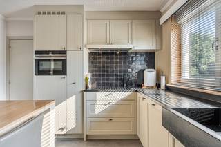 <strong>Woning te Mol-Sluis 🏡 op een perceel van 6a 98ca</strong><br /><br />Op zoek naar een ruime gezinswoning met mogelijkheden? Deze woning, gelegen in Mol-Sluis, geniet van een centrale ligging tussen het centrum van Mol en het gehucht Sluis.<br /><br />De woning beschikt over een vernieuwde keuken, een aangename en lichtrijke woonkamer en een praktische indeling met ruime kamers.<br />De verschillende leefruimtes bieden volop mogelijkheden om de woning naar eigen smaak en behoeften in te richten.<br /><br />Dankzij de gunstige ligging zijn winkels, scholen, horeca en andere voorzieningen vlot bereikbaar.<br />Tegelijk zorgt de ligging aan de achterzijde voor een aangename en rustige woonomgeving.<br />Een woning met ruimte, potentieel en een interessante ligging voor wie op zoek is naar een comfortabele gezinswoning met mogelijkheden.<br />De woning heeft EPC-label F en valt onder de renovatieverplichting.<br /><br /><strong>Indeling</strong><br />- Inkomhal met <strong>apart toilet</strong><br />- Woonkamer: lichtrijk en verbonden met de vernieuwde keuken<br />- <strong>Keuken: volledig vernieuwd</strong>, geïnstalleerd en uitgerust met toestellen<br />- Kelder: praktische o<strong>pslagruimte</strong><br />- Garage: ruime garage met mogelijkheid tot praktijkruimte of extra opslag<br /><br /><strong>Bovenverdieping</strong><br />- <strong>3 zeer ruime slaapkamers</strong><br />- <strong>Volledig geïnstalleerde badkamer</strong> (Bad, douche en dubbele lavabo)<br />- Aparte berging boven<br /><br /><strong>Ruime tuin</strong><br />De woning beschikt over een volledig afgesloten tuin achteraan, met een ruime verlengde zijtuin.<br /><br /><strong>Troeven</strong><br />✔ Nabij het centrum en voorzieningen<br />✔ Ruime, volledig afgesloten tuin achteraan en aan de zijkant, ideaal voor privacy.<br />✔ Ruime, lichtrijke leefruimtes<br />✔ Grote slaapkamers en veel praktische bergruimte<br />✔ Elektriciteit conform<br /><br /><strong>Interesse? Ontdek zelf de mogelijkheden en plan vandaag nog uw bezoek! 📞🏡</strong>