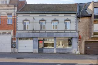 Centraal gelegen en zeer goed onderhouden...<br /><br />Deze voormalige bakkerij met woonst heeft enorm veel ruimte. <br />Via de volledig ingerichte bakkerij is er toegang tot de achtergelegen leefruimte met prachtige keuken enerzijds, en anderzijds is er een rechtstreekse toegang tot de garage. <br />Aan de lichtrijke leefruimte grenst het atelier van de bakkerij, zodat het geheel van gebouwen een U-vorm heeft rond een zonnige binnenkoer, waar het heerlijk vertoeven is. <br />Op het gelijkvloers zijn er verdere nog een technische berging, een kelder en een badkamer met stoomdouche ingericht. <br />Op de eerste verdieping zijn er 4 grote slaapkamers en een tweede badkamer aanwezig. Via een zolderluik kan men op de grote zolder: wie nog plaats te kort zou hebben, kan deze nog volledig inrichten tot extra leefruimte of kamers.<br /><br />de verwarming is deels centrale verwarming met een condenserende gasketel en deels met warmtepomp. Er liggen 34m2 zonnepanelen op het dak! <br /><br />Dit handelspand kan opnieuw als bakkerij functioneren, maar daarnaast is deze ook voor andere (vrije) beroepen een prima investering! De vele ruimte en toegangen op verschillende plaatsen (via de winkel, via de garage rechtstreeks naar atelier, leefruimte, winkel of naar eerste verdieping) zorgen ervoor dat het pand opgedeeld kan worden naar eigen noden.... en dit op een zeer goede locatie met parkeergelegenheid in de straat, vlakbij het bruisende centrum van het idylische dorp Aalbeke. <br /><br />AANRADER!