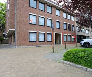 Dit goed onderhouden appartement is mooi gelegen aan het marktplein van Haasdonk, op wandelafstand van winkels, scholen en vlakbij de E17...