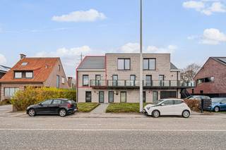 <strong>Recent (2020) praktisch </strong>zeer aangenaam SCHITTEREND appartement met twee terrassen, gelegen op de 1ste verdieping van een gebouw met lift.<strong>inclusief GARAGE</strong> <br />Via de inkomhal met ingemaakte kasten — waarvan één uitzonderlijk ruim en diep — kom je binnen in de knusse, gezellige leefruimte. Deze staat in directe verbinding met het ruime terras met open uitzicht, <br />De moderne, volledig ingerichte keuken is een echte eyecatcher: uitgerust met een stijlvol kookeiland en een brede wand met extra hoge ingemaakte kasten. Aansluitend bevindt zich een handige berging/wasplaats.<br />Op deze verdieping is er ook een eerste slaapkamer voorzien.<br />Een mooie trap brengt je naar de nachthal met ingemaakte kast. Hier bevindt zich een zeer ruime slaapkamer met ingebouwde kasten en airco, en een strakke, hedendaagse badkamer uitgerust met een strak badmeubel en een comfortabele inloopdouche.<br /><strong>kers op de taar</strong>t Zonnepanelen ! elek bediende rolluiken <br />EPC 42 !!!<br />