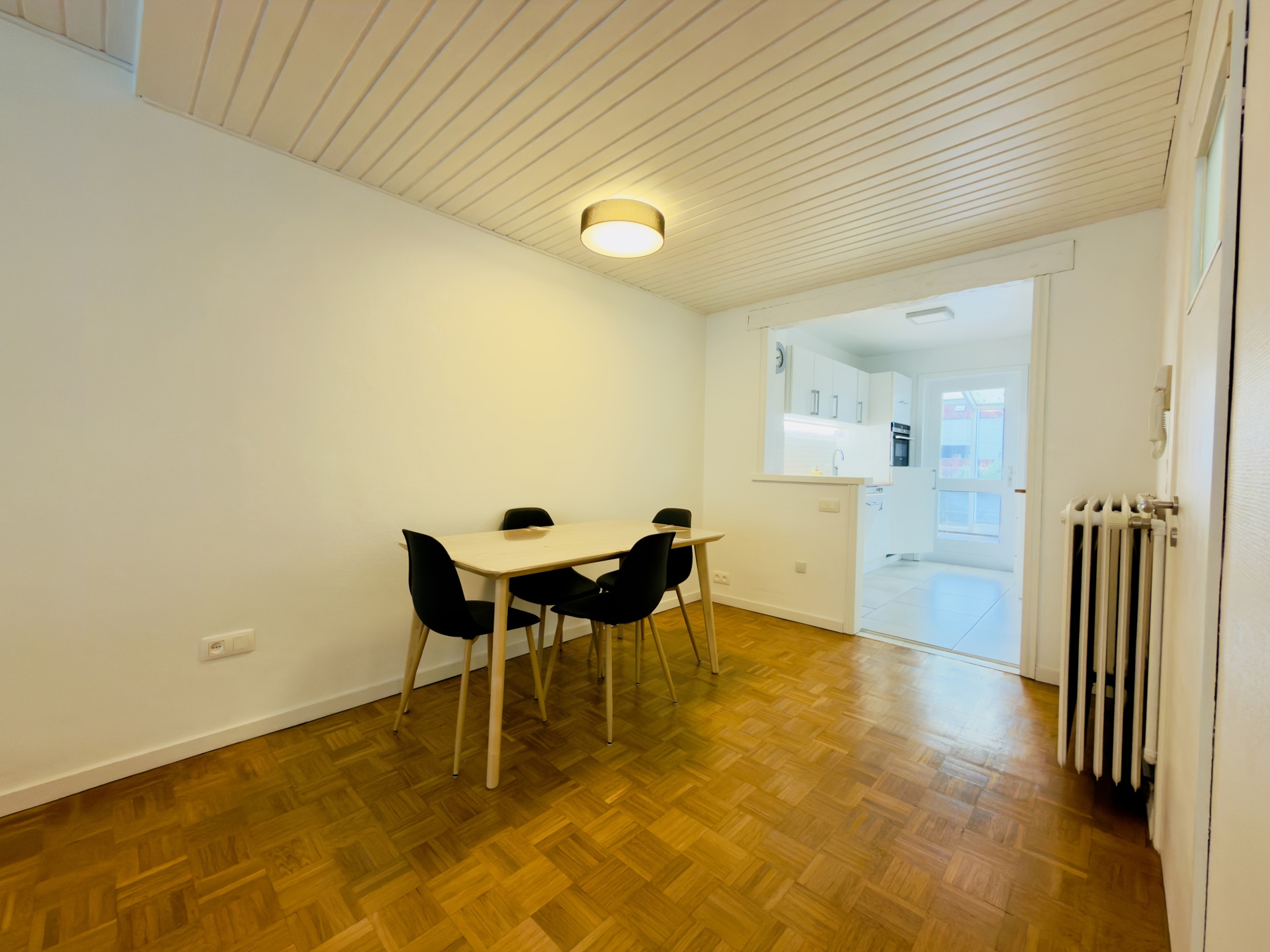 DE PANNE – Instapklare gerenoveerde woning met 4 slpk., grote garage, op wandelafstand van zee, bos en tram. - foto 5