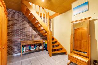 Rustig wonen, een aangename tuin én een instapklare woning: deze open bebouwing in Merelbeke-Melle combineert het allemaal. De woning bevindt zich in een rustige woonomgeving en vormt een interessante opportuniteit voor wie comfortabel wil wonen zonder eerst grote renovatiewerken te moeten uitvoeren.<br /><br />De woning staat op een mooi perceel van 566 m² en beschikt over een volgende indeling: inkomhal met toilet, toegang tot de lichtrijke woonkamer met eetplaats. Aansluitend de uitgeruste keuken met zicht op terras en tuin. Praktisch is de berging en inpandige garage. Op het eerste verdiep situeert zich de masterbedroom met dressing, een tweede slaapkamer met extra kamer en een bureau op de nachthal. De badkamer sluit aan op de masterbedroom.<br /><br />Dankzij het gunstige EPC-label B geniet u bovendien van een energiezuinige woning. Ook op het vlak van asbest is er goed nieuws: de eigendom is asbestveilig.<br /><br />Een absolute troef bevindt zich buiten. De goed georiënteerde en mooi aangelegde tuin vormt een aangename, groene verlenging van de woning. Het ruime terras biedt voldoende plaats voor een grote tuintafel, loungeset of barbecue en maakt het heerlijk om tijdens zonnige dagen volop van het buitenleven te genieten.<br /><br />De rustige ligging maakt het plaatje compleet. U woont hier weg van de drukte, terwijl het centrum van Merelbeke-Melle en de nodige dagelijkse voorzieningen vlot bereikbaar blijven. Een fijne combinatie voor wie rust belangrijk vindt zonder aan bereikbaarheid te willen inboeten.<br /><br />Kortom, een verzorgde en instapklare open bebouwing die heel wat te bieden heeft.<br /><br />Interesse in deze woning? Vraag uw bezoek aan via Immo Francois en ontdek ze ter plaatse.<br /><br />