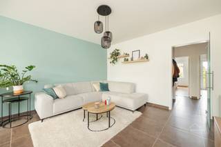 <p><span>Instapklaar 2-slaapkamerappartement met 2 terrassen en ondergrondse staanplaats in Edegem</span></p><p><span> </span></p><p><span>Op zoek naar een gezellig en instapklaar appartement op een gunstige locatie in Edegem?</span><span> Dan is dit leuke appartement aan de </span><span>Buizegemlei 90</span><span> zeker een bezoekje waard!</span></p><p><span> </span></p><p><span>Dit verzorgde appartement combineert </span><span>comfort, praktische ruimtes en aangename buitenruimte</span><span>. Dankzij de aanwezigheid van </span><span>twee terrassen</span><span>, één aan de voorzijde en één aan de achterzijde, kan je op elk moment van de dag genieten van een gezellig plekje in de buitenlucht.</span></p><p><span>De leefruimte sluit mooi aan bij de </span><span>gezellige, geïnstalleerde keuken</span><span>, waardoor je hier een aangename woon- en leefomgeving hebt. Het appartement beschikt over </span><span>twee slaapkamers</span><span> en een </span><span>extra grote berging</span><span>, ideaal voor wie graag voldoende opbergruimte heeft. Verder zijn er een </span><span>verzorgde badkamer</span><span> en een </span><span>apart toilet</span><span> aanwezig. De gemeenschappelijke kosten bedragen 130 eur (water, minuterie, blokpolis).</span></p><p><span> </span></p><p><span>Troeven op een rijtje</span></p><ul><li><span> </span><span>2 slaapkamers</span></li><li><span>Instapklaar</span></li><li><span> </span><span>Extra grote berging</span></li><li><span> </span><span>Terras aan de voorzijde én achterzijde</span></li><li><span> </span><span>Ondergrondse autostaanplaats</span><span> – bij aan te kopen voor </span><span>€20.000</span></li><li><span> </span><span>Elektrische installatie conform</span></li><li><span> </span><span>Asbestvrij</span></li><li><span> </span><span>Gunstig EPC-label C</span></li><li><span> Gelegen aan de </span><span>Buizegemlei 90 in Edegem</span></li></ul><p><span>Een ideale woning voor </span><span>starters, een klein gezin of wie comfortabel wil wonen met voldoende bergruimte en buitenruimte</span><span>.</span></p><p><span> </span></p><p><span>Kortom: een charmant en praktisch appartement met heel wat troeven, gelegen op een fijne locatie in Edegem. Zeker een bezoekje waard!</span></p><p><span> </span></p><p><span>Sven@home4you.be</span></p><p><span> </span></p>